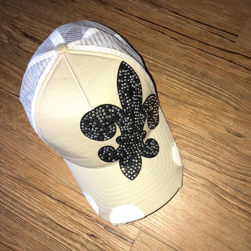 Buckle hat